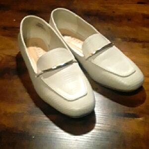 JOURNEE Collection Women's 10 Faux Crocodile Cream Colored Flats